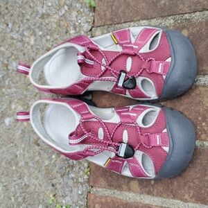 Keen sports sandals. Size 6.5 Cranberry red.